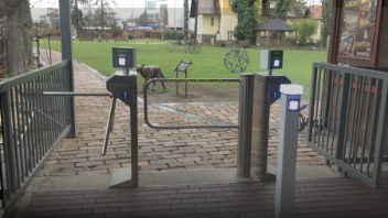 Barnky a turnikety, kontrolní sloupky