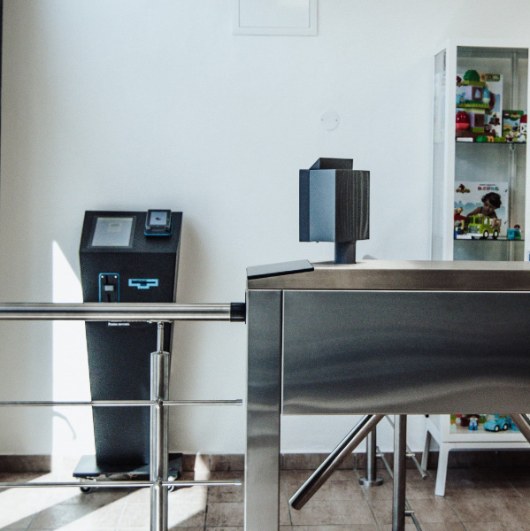 Samoobslužný kiosk pro prodej vstupenek a turniket k odbavení zákazníků